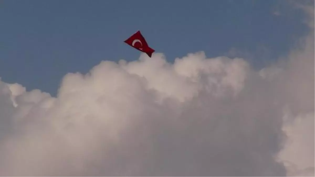 Uçurtmasıyla Birlikte Türk Bayrağını Dalgalandırdı