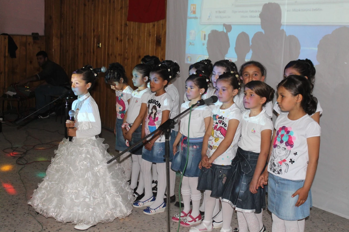 Akdağmadeni 75 Yıl Cumhuriyet İlköğretim Okulu 2. Sınıf Öğrencilerinden Yıl Sonu Gösterisi