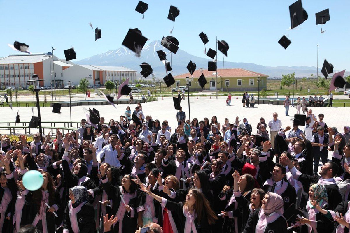 Aksaray Üniversitesi\'nde Mezuniyet Sevinci