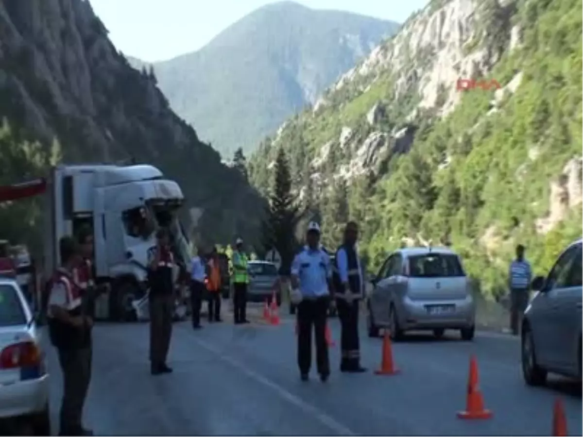 Halk Oyunları Ekibini Taşıyan Midibüs Kaza Yaptı