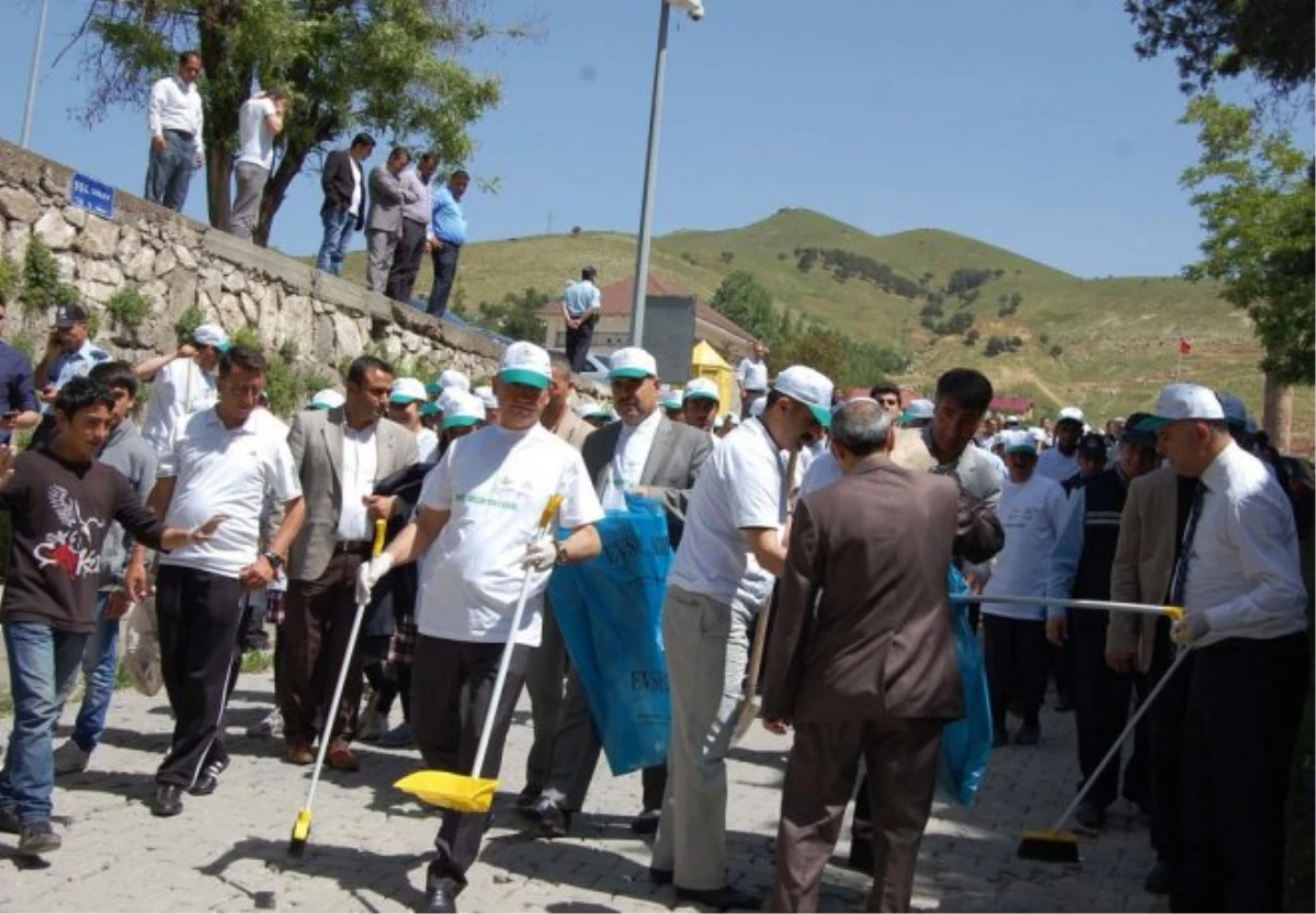 Bitlis Valisi, Sokaktaki Çöpleri Temizledi