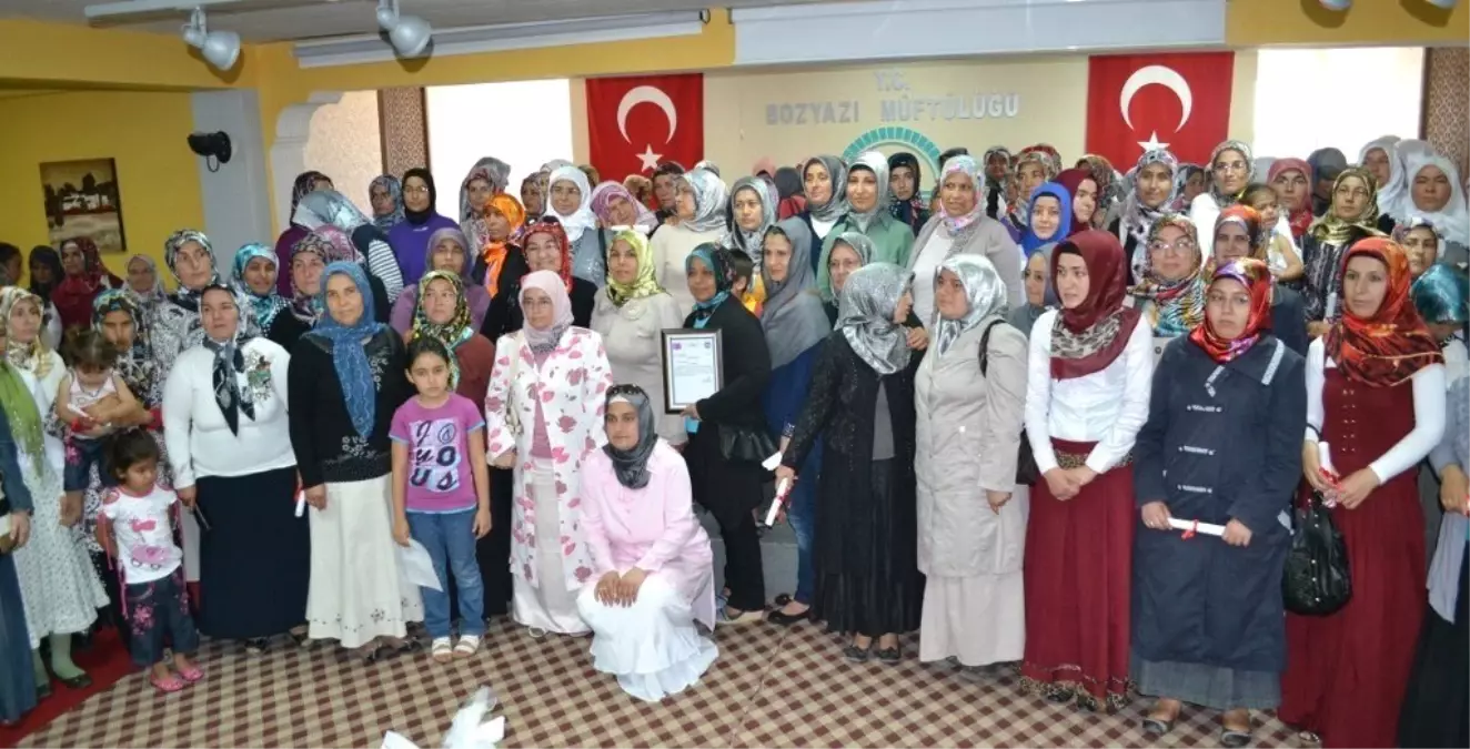 Bozyazı\'da Kur\'an Kursunu Bitiren Kadınlar Belgelerini Aldı