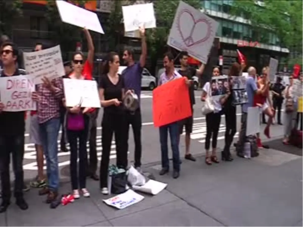 Dha Dış Haber ? Newyork\'ta Türk Başkonsolosluğu Önünde Gezi Parkı Protestosu