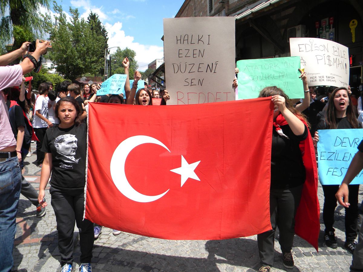 Lise Öğrencileri Türk Bayraklarıyla Yürüdü