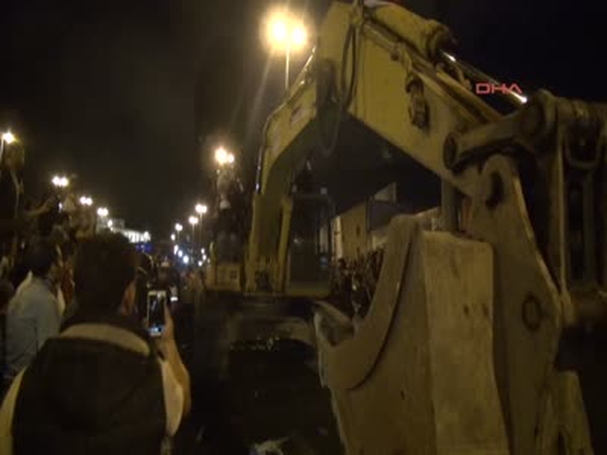 Göstericiler Kepçeyle TOMA Kovaladı