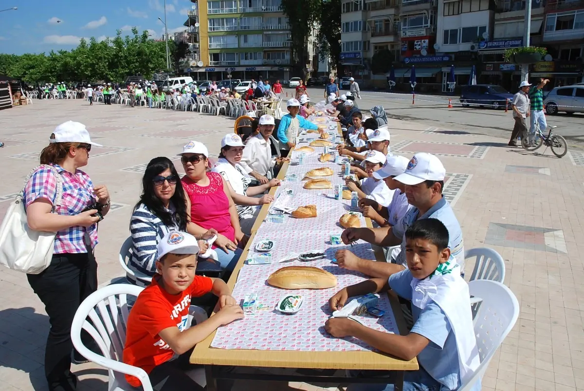 En Uzun Kahvaltı Masasında Gemlik Zeytini Keyfi