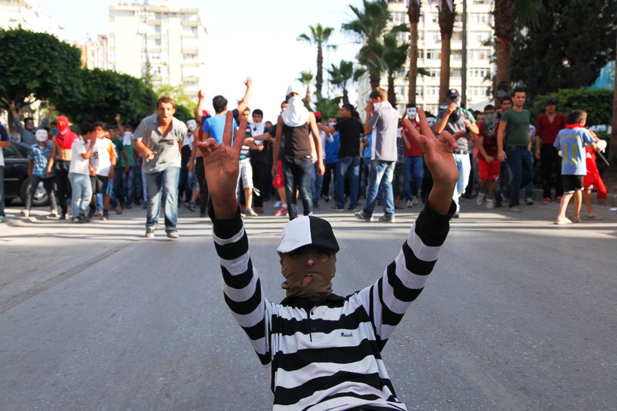 Eylemcilerin Taşlarını Polis Topladı