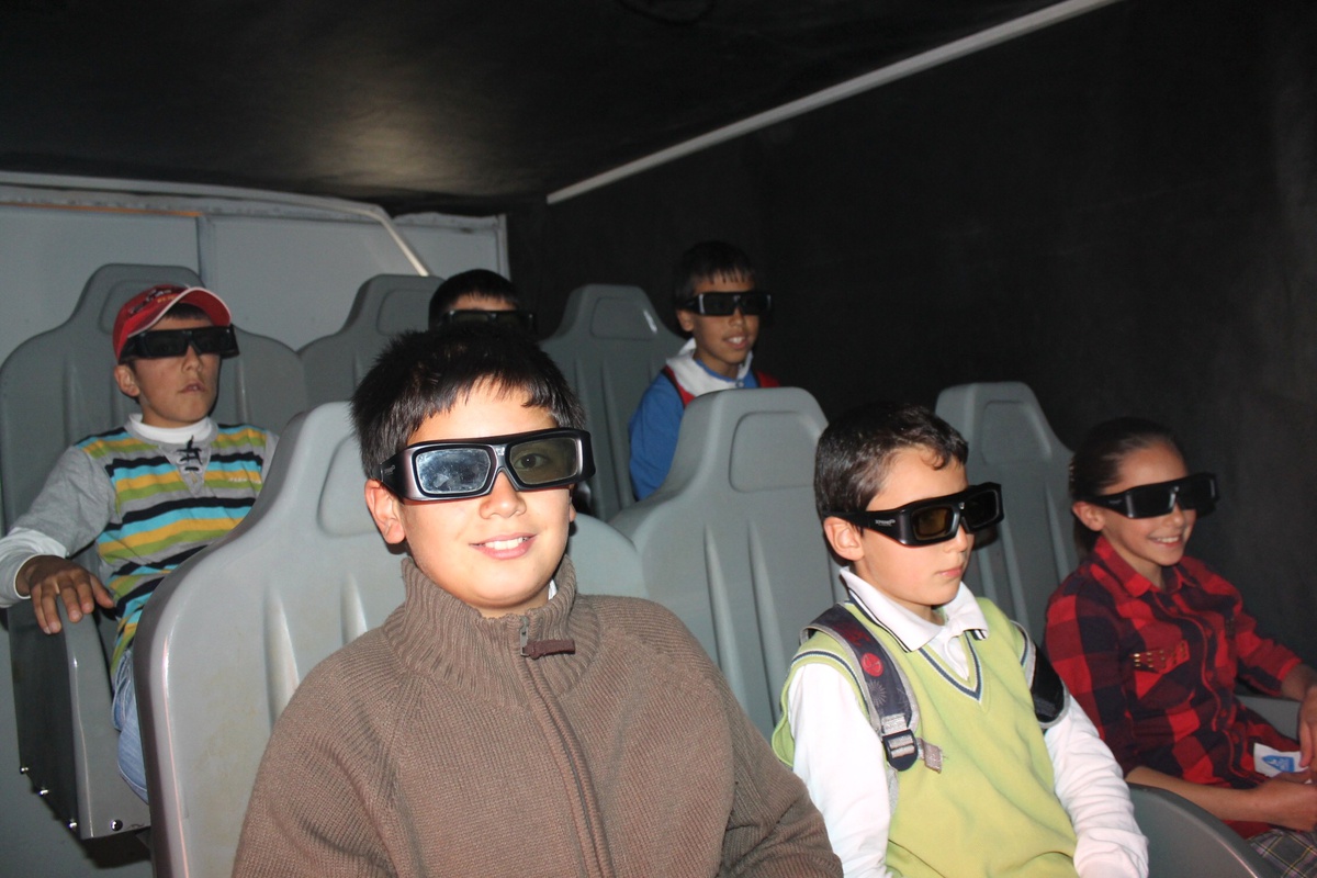 Gezici Sinema Aracı Akdağmadeni İlçesine Geldi