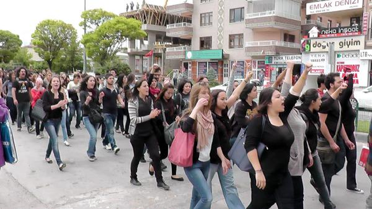 Gölbaşı\'da Üniversiteli Öğrenciler Yürüdü
