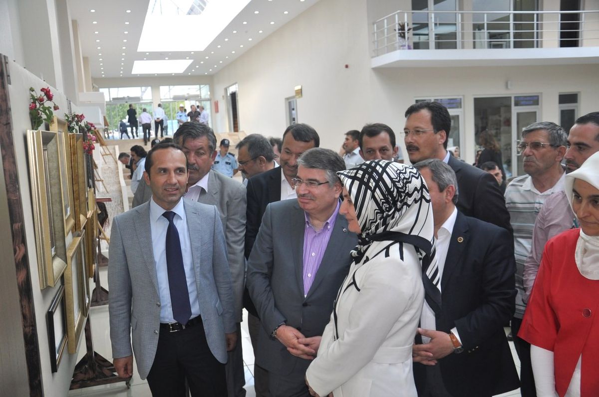 İdris Naim Şahin "Hat ve Tezhip" Sergisini Gezdi