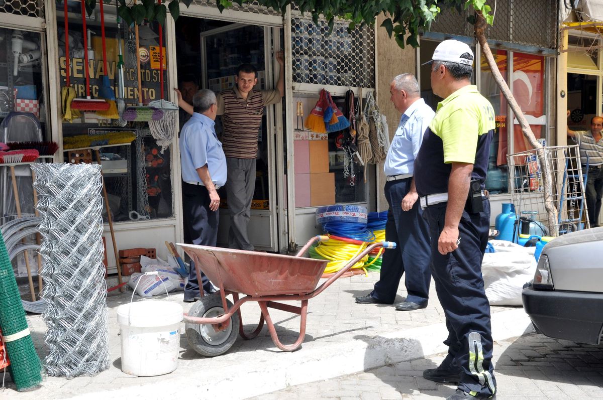 Kaldırımda Yürüyen Vatandaş Rahat Bir Nefes Alacak