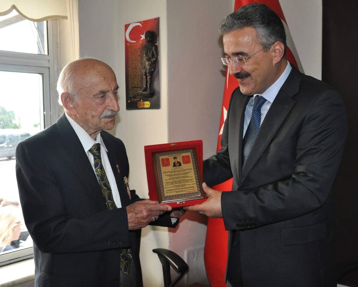 Kore Gazisi 92 Yaşındaki Evinç\'e, Türkiye\'nin En Yaşlı Gazi Unvanı