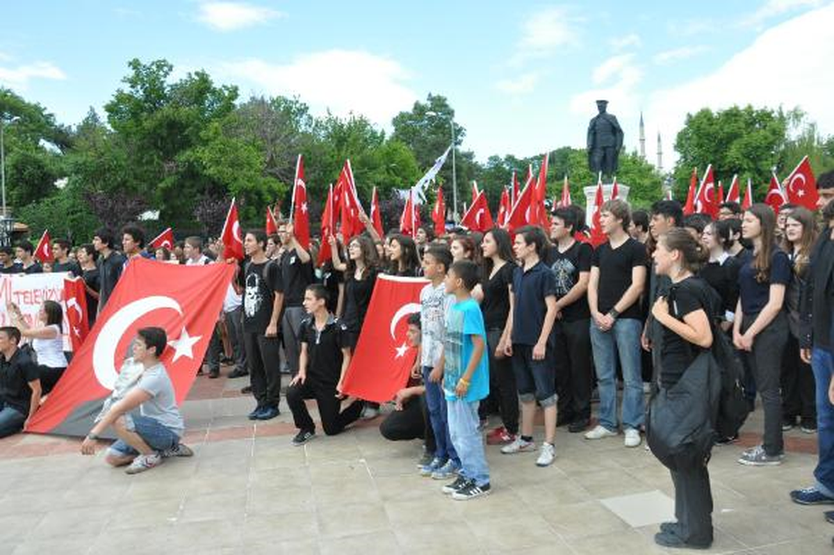 Lise Öğrencilerinden Taksim\'e Destek Eylemi