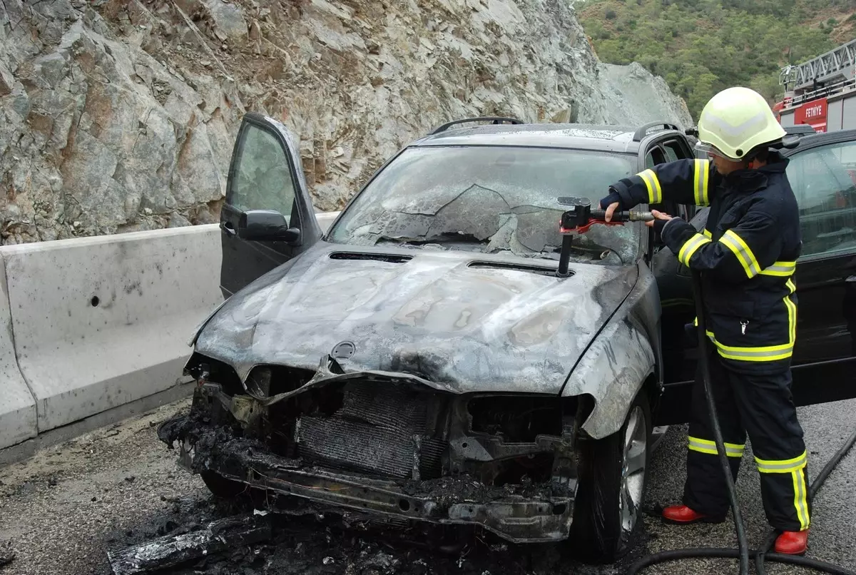 Lüks Jeep Yol Ortasında Alev Aldı