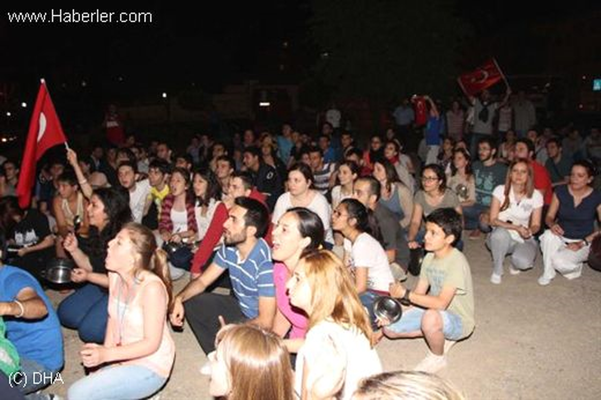 Manisa\'da Gezi Parkı Eylemleri Devam Ediyor