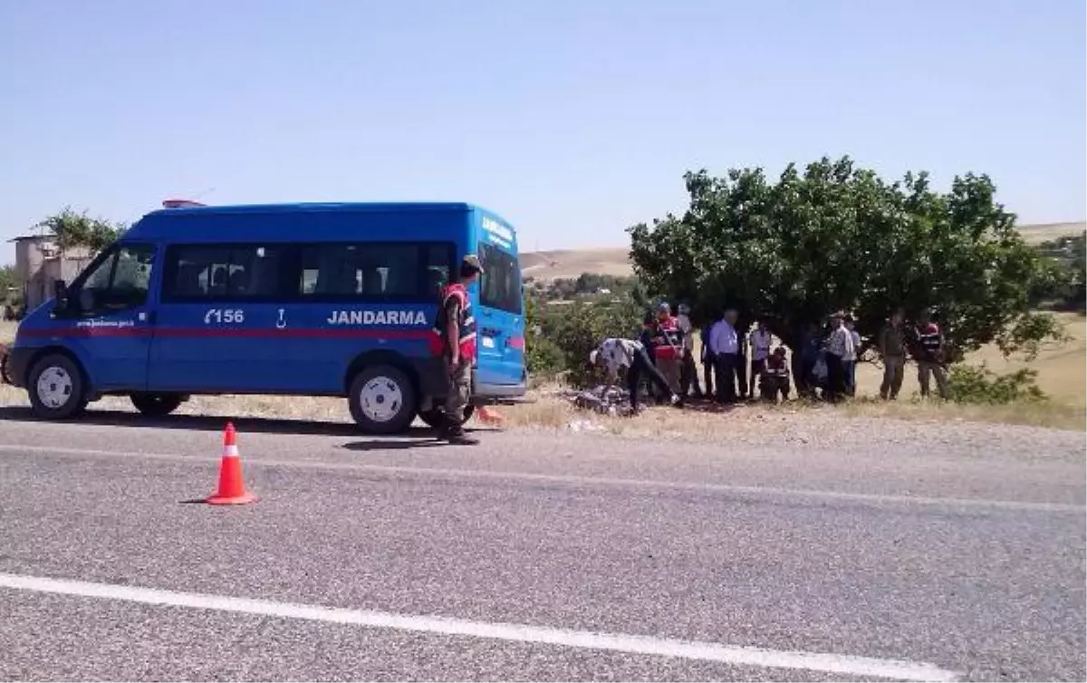 Motosiklet Devrildi, Kasksız Sürücü Yaralandı