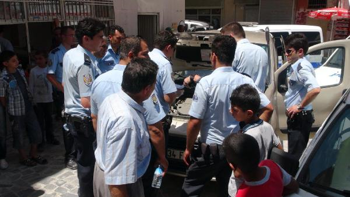 Polis, Aracın Lastiğine Ateş Etti