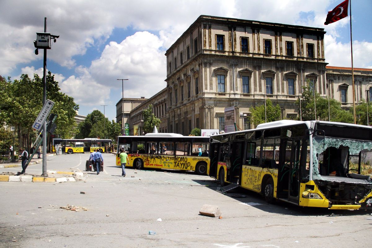 Taksim\'deki Eylemlerde Halk Otobüsleri Hedef Alındı