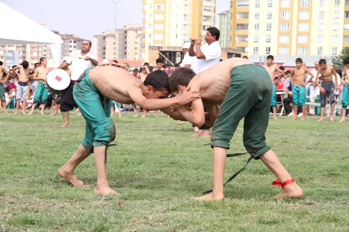 Talas\'ta Geleneksel Karakucak Güreşleri Hazırlığı