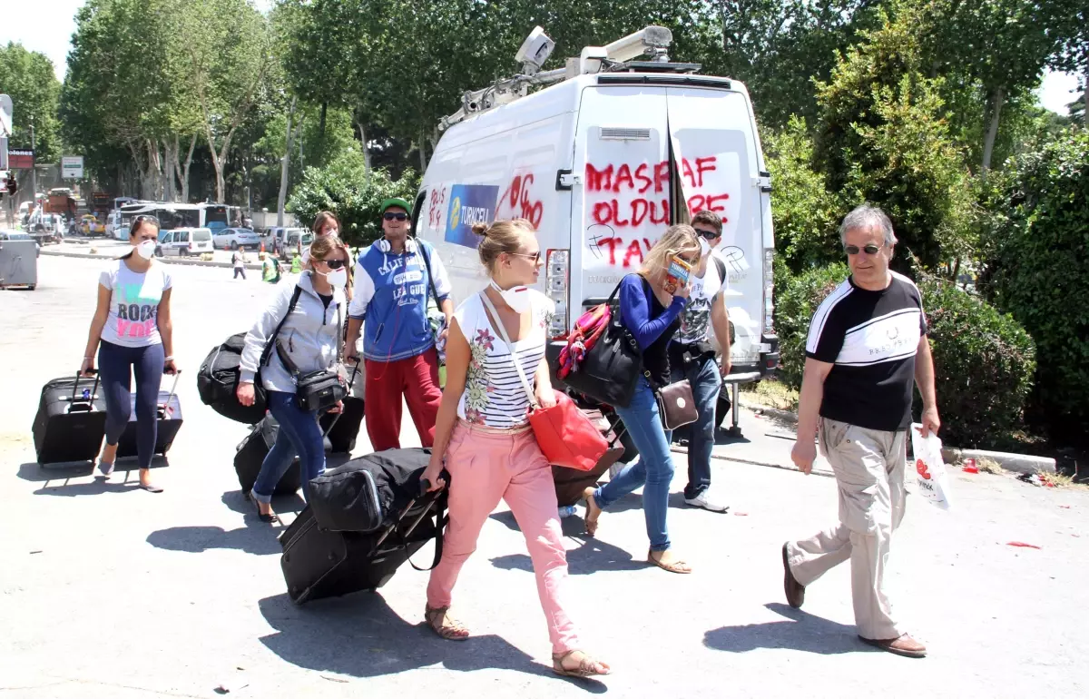 Turistler Gaz Maskeleriyle Kaçtı