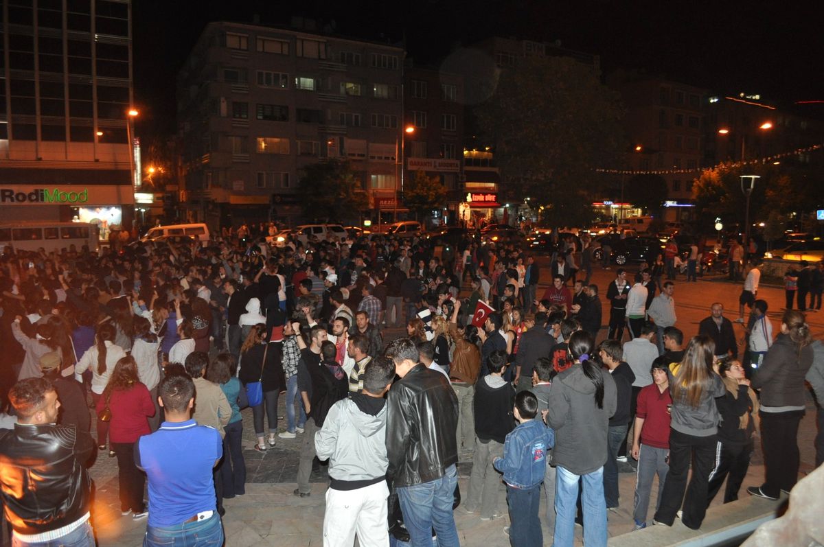 Uşak\'ta Bir Grup Gezi Parkı Olaylarını Protestosu Etmek İçin Eylem Yaptı