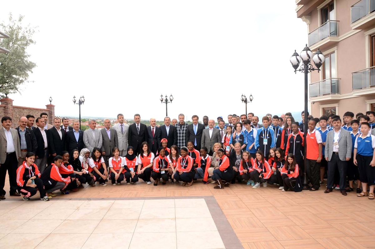 11. Türkçe Olimpiyatlarına Katkı Verenlere Plaket