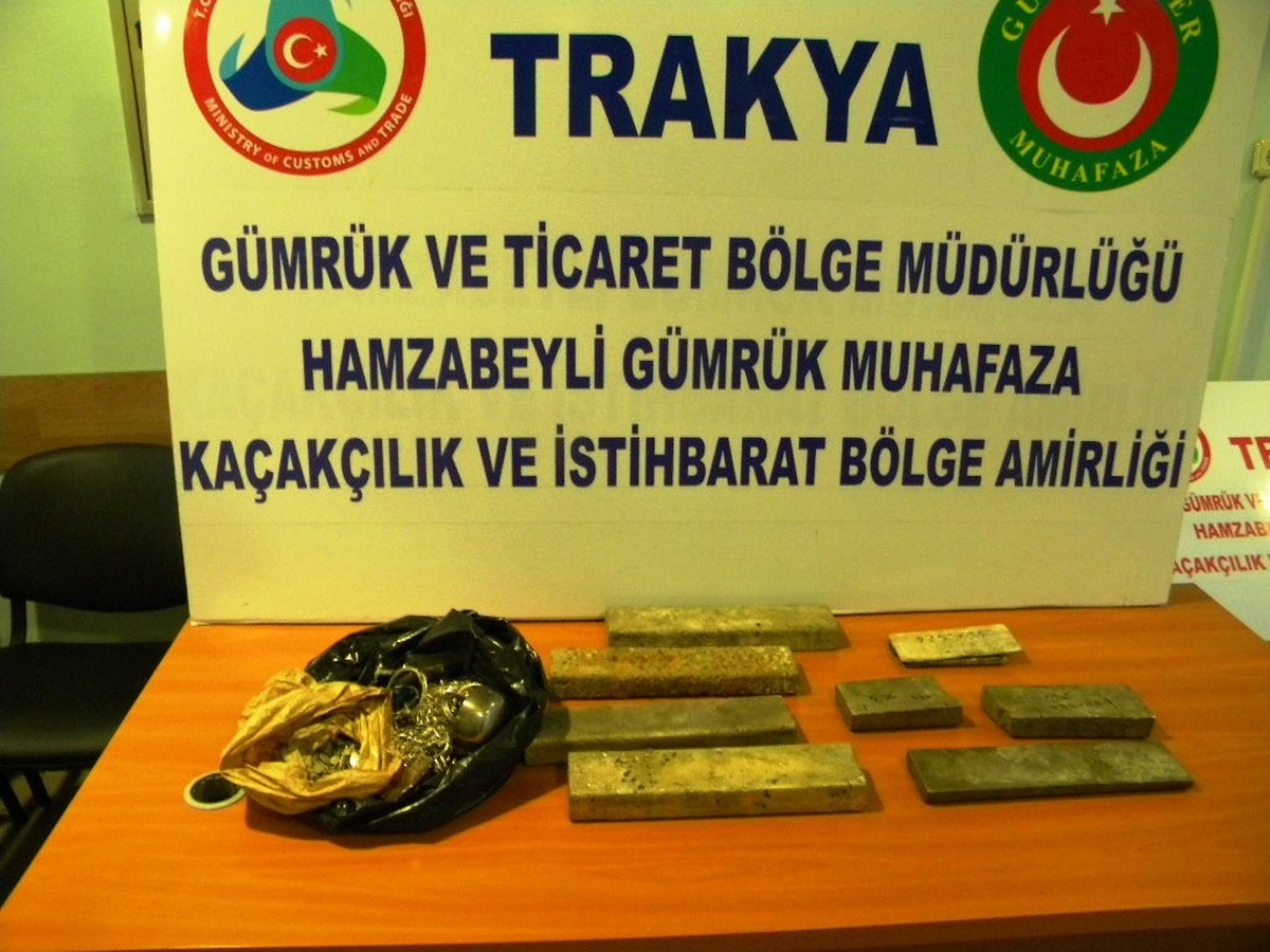4 Ayrı Operasyonda 5 Kaçak Göçmen Yakalandı; 75 Bin TL\'lik Kaçak Eşya Ele Geçirildi