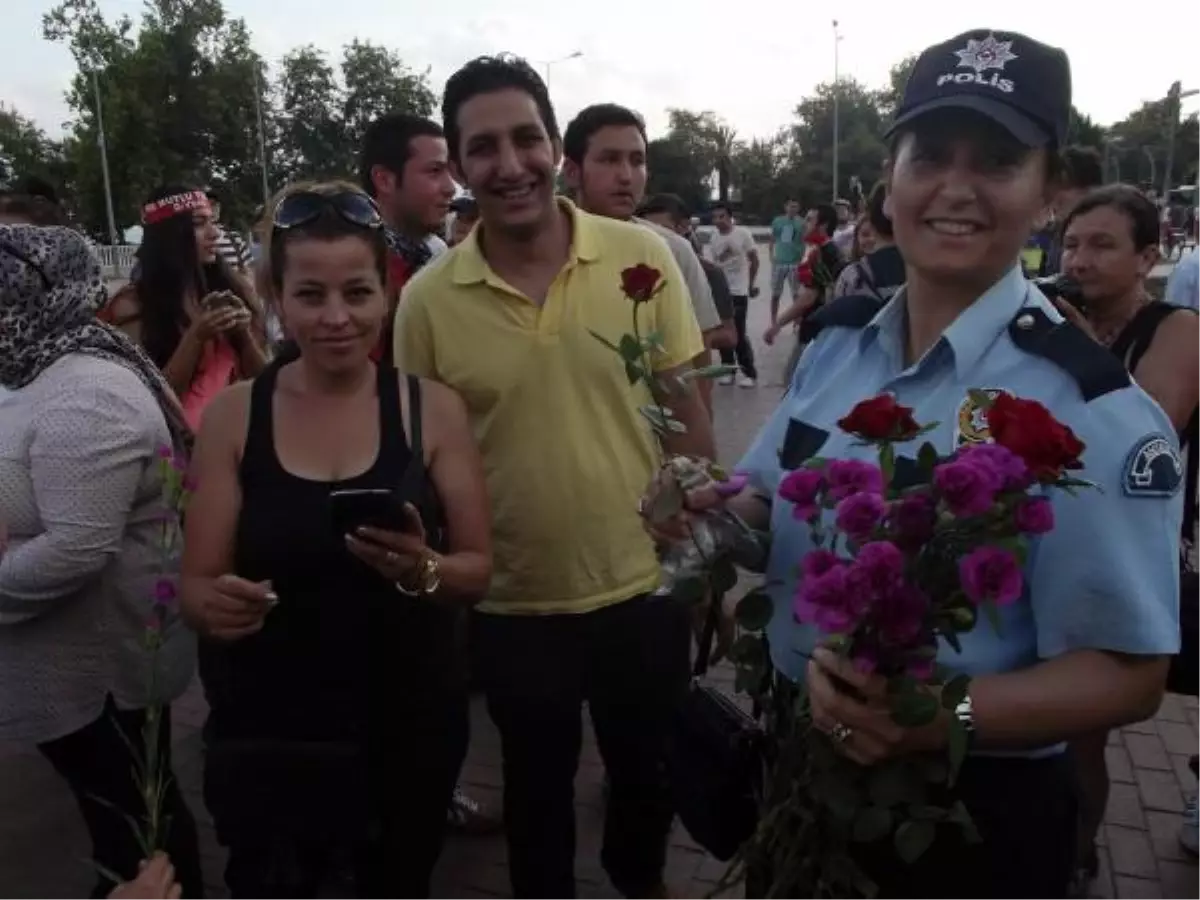 Antalya\'da Polis Eylemcilere Gül Dağıttı