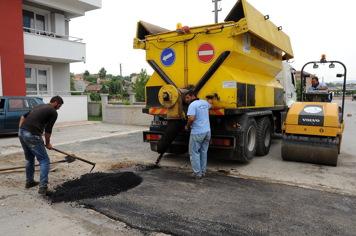 Başiskele\'de Bozuk Yollar Onarılıyor