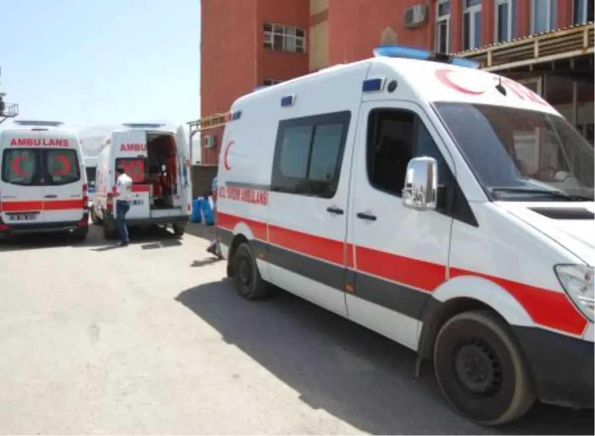 Bitlis\'te Ambulans Traktöre Çarptı: 5 Yaralı