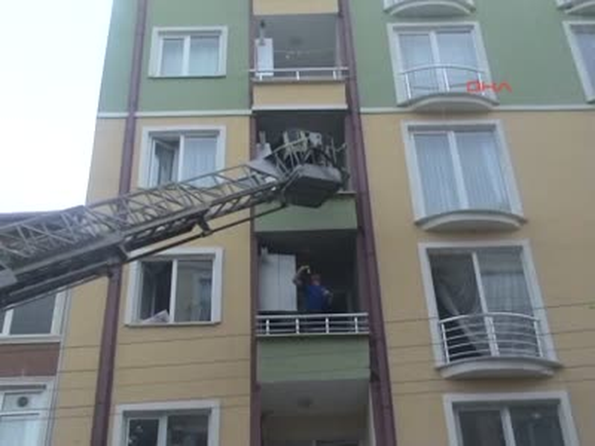 Çorlu\'da Çıkan Yangında 5 Kişi Dumandan Etkilendi