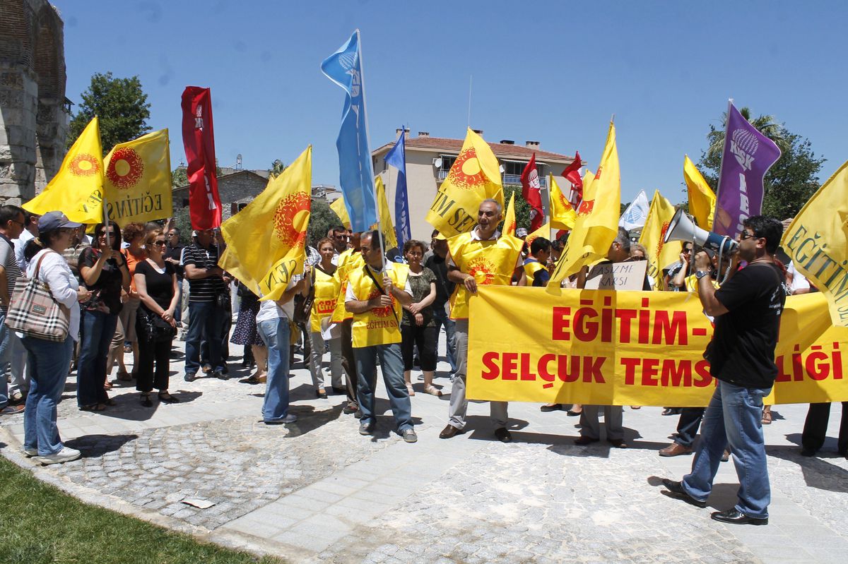 Eğitim-Sen Selçuk\'ta Basın Açıklaması Yaptı