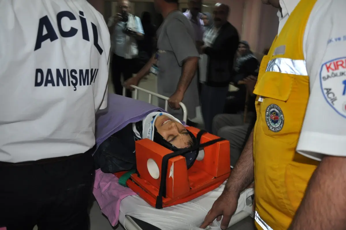 Geziden Dönen Öğrenci Minibüsü Devrildi: 17 Yaralı