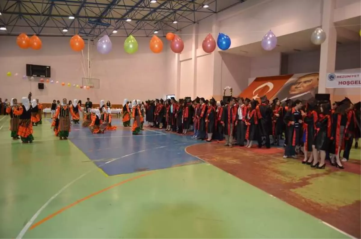 Göl Anadolu Öğretmen Lisesi\'nde Mezuniyet Çoşkusu Yaşandı