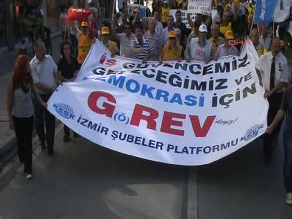 İzmir\'de Eylemcilere Kesk Desteği İzmir\'de Eylemcilere Kesk Desteği İzmir\'de Gezi Parkı Eylemlerine...