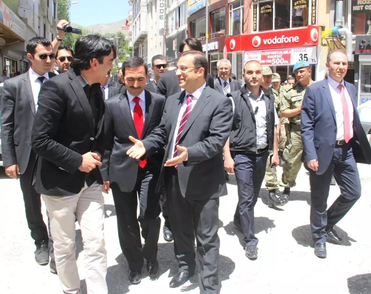 Mgk Genel Sekreteri Türker\'e Hakkari\'de Sevgi Seli