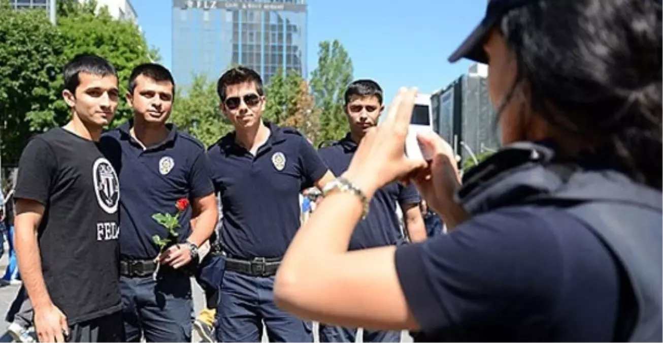 Polis ve Göstericiler Birbirine Çiçek Verdi