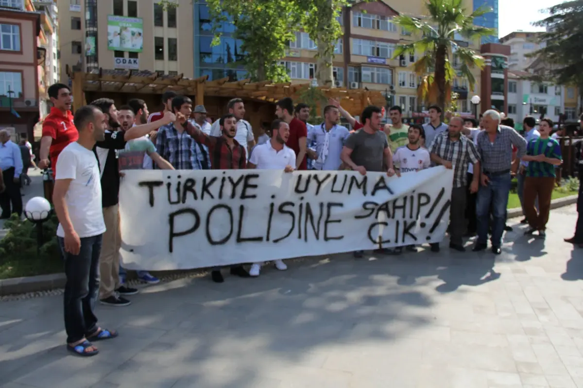 Rize\'de Bir Grup Beşiktaş Taraftarı Pankart Açıp Yürüyüş Yaparak "Gezi Parkı" Olaylarından Dolayı...