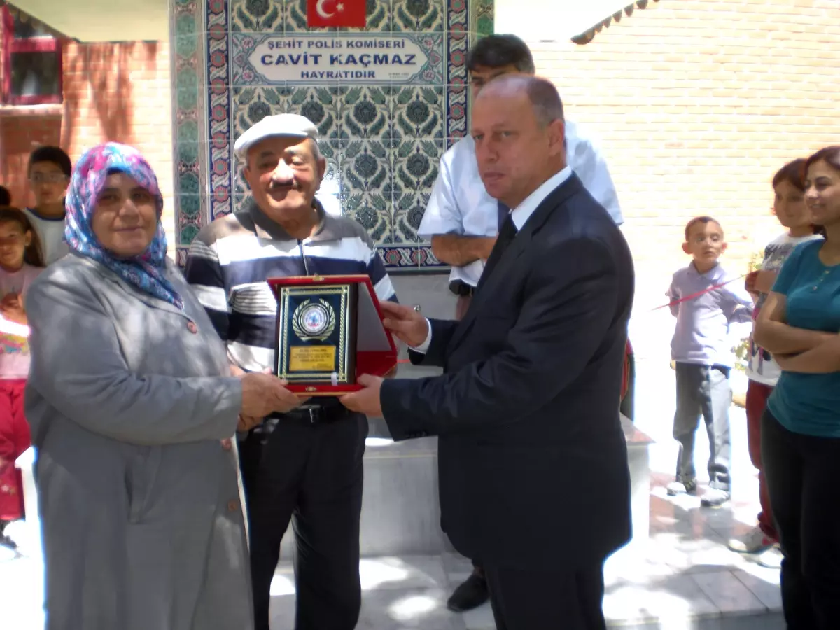 Şehit Polis Cavit Kaçmaz'ın Mezun Olduğu Okul Bahçesine Ailesinden Çeşme