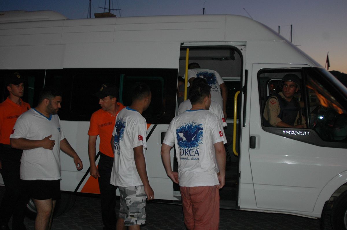 Tekneleri Batan 7 Turisti Tur Teknesi Kurtardı