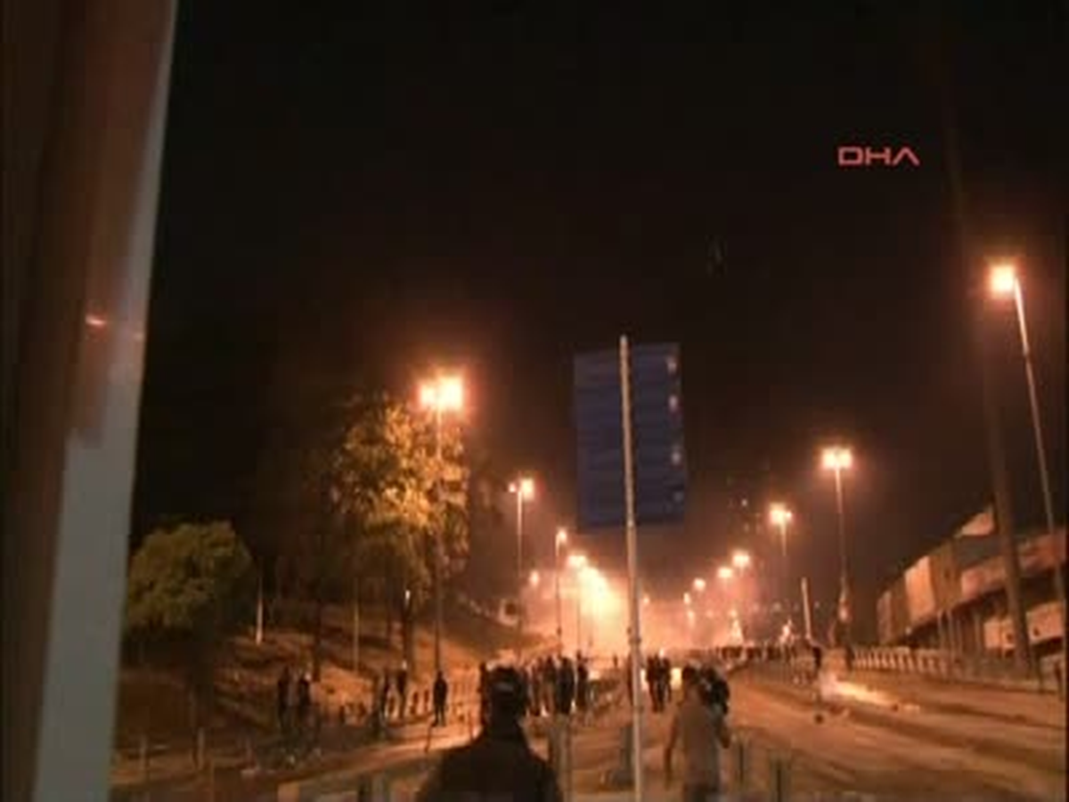 Beşiktaş\'ta Göstericilere Polis Müdahalesi