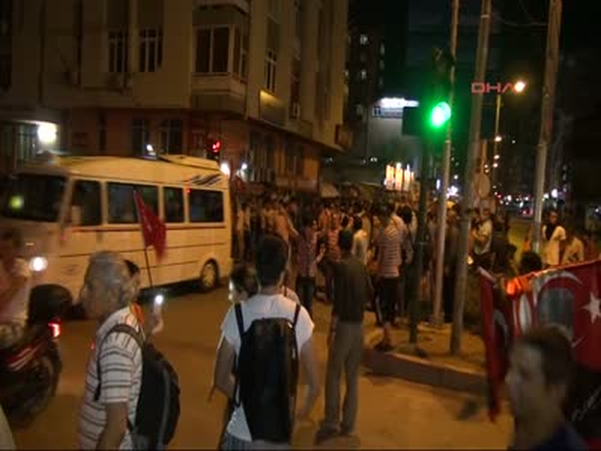 Adana\'da Göstericilere Polis Müdahale Etti