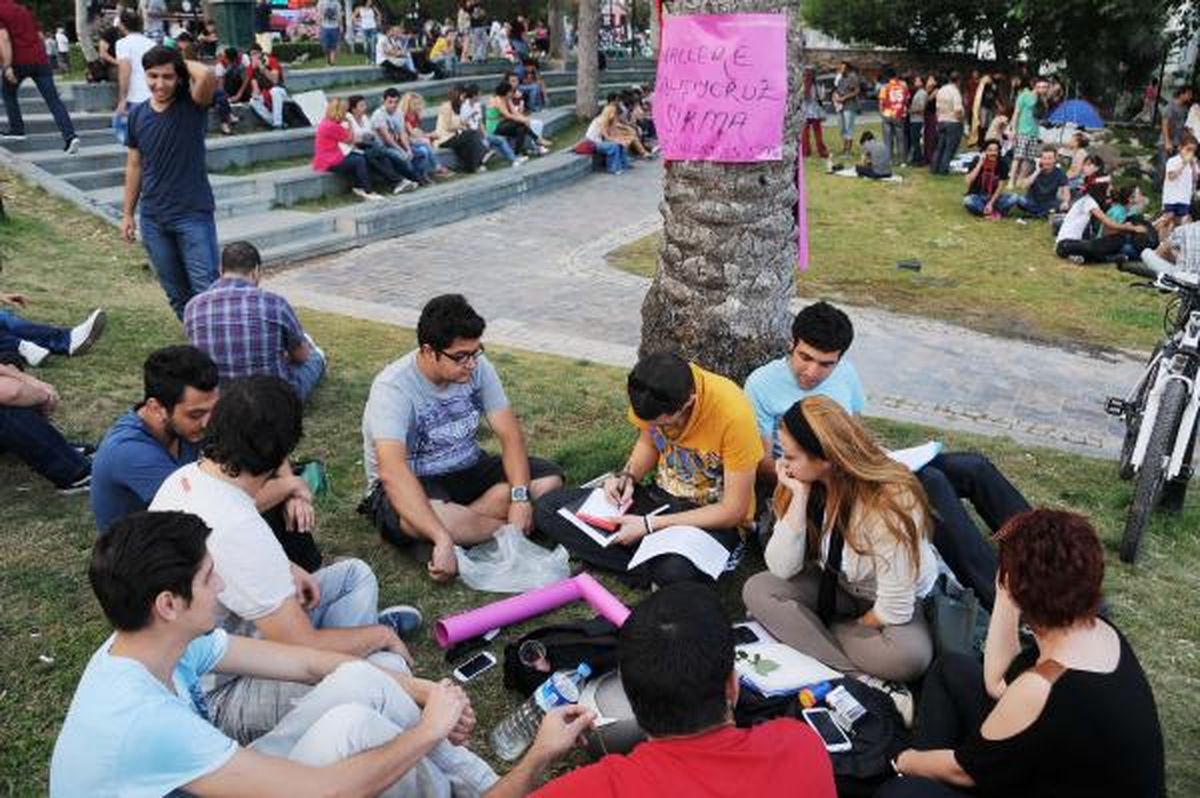 Antalya\'da Gençler Meydana Çadır Kurdu