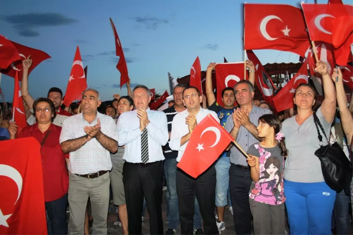 Ayvalık\'ta Coşkulu Protesto