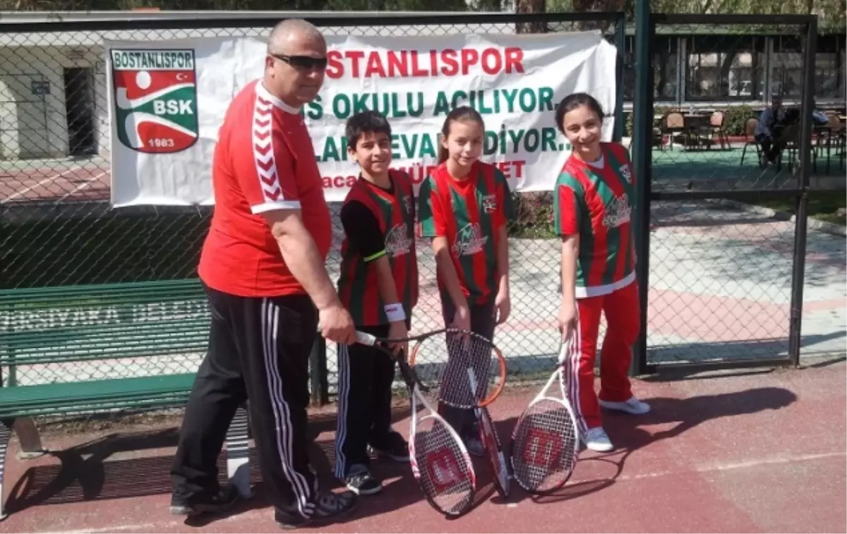 Bostanlı\'da Gece Tenis Keyfi