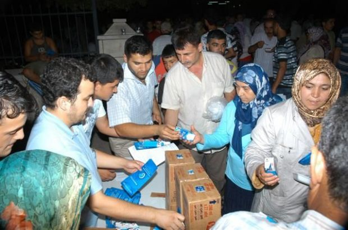 Bursalılara Mirac Kandilinde Süt Dağıtıldı