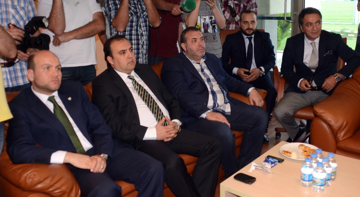 Bursaspor\'un Başkan Adayları Listelerini Sunuyor