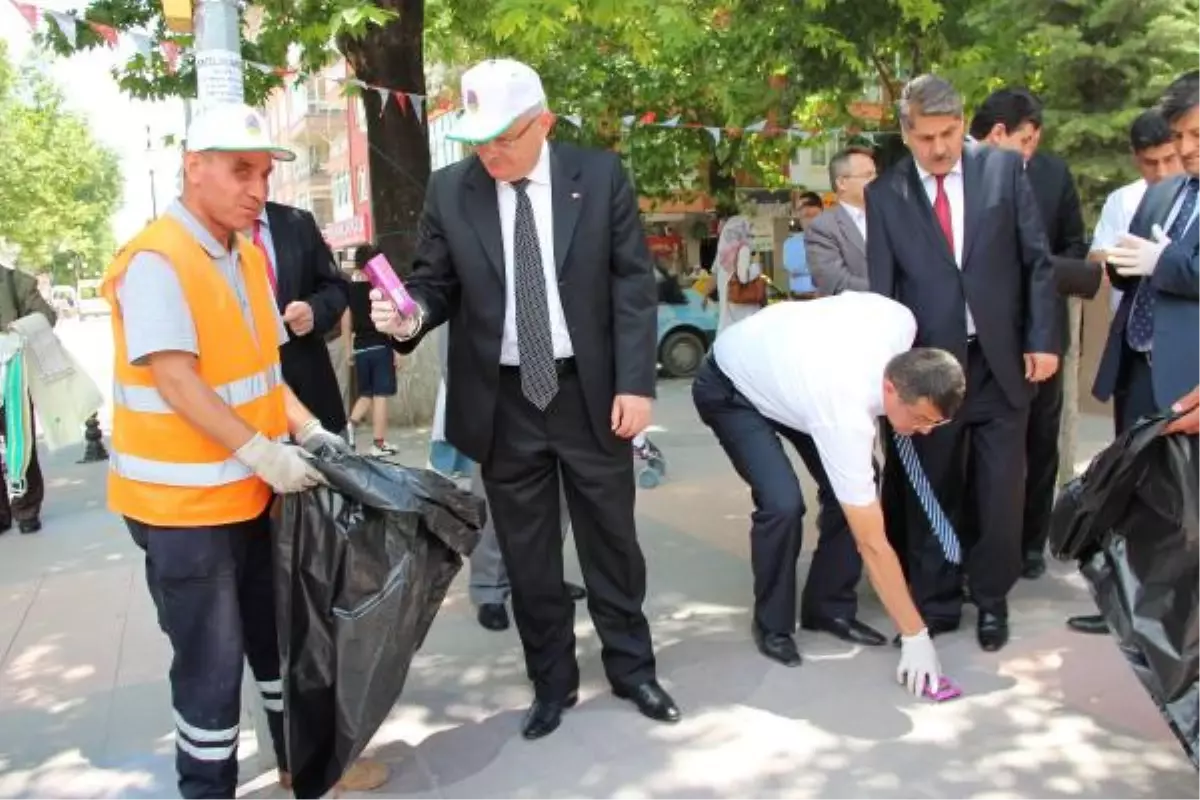 Çankırı\'da Vali ve Protokol Temizlik Yaptı