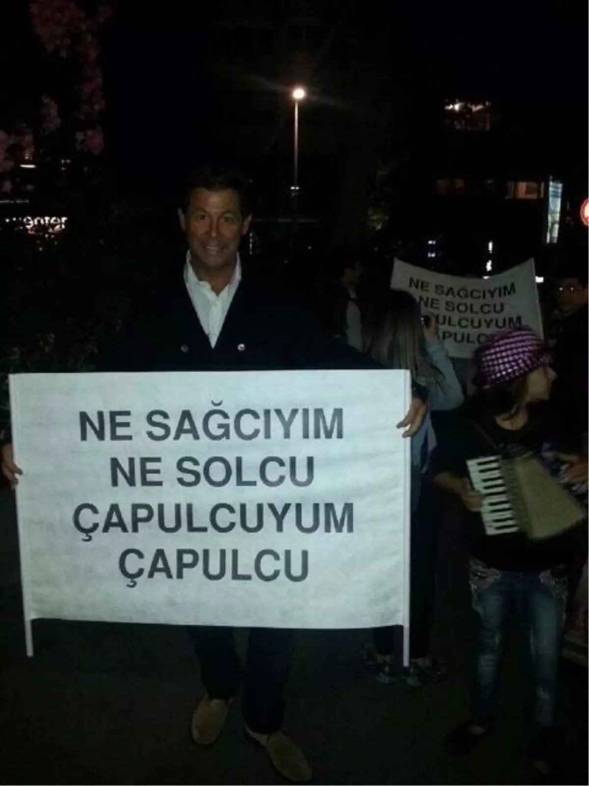 Cem Boyner'in Gezi Parkı'nda Açtığı Pankart