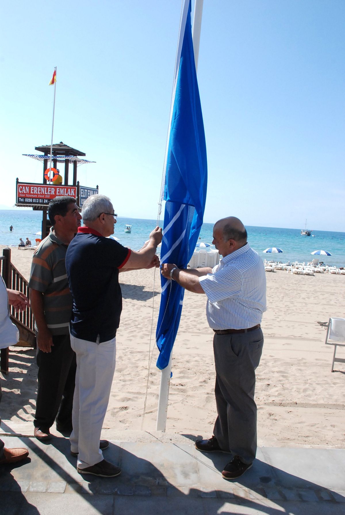 Didim\'de Mavi Bayraklar Plajlarda
